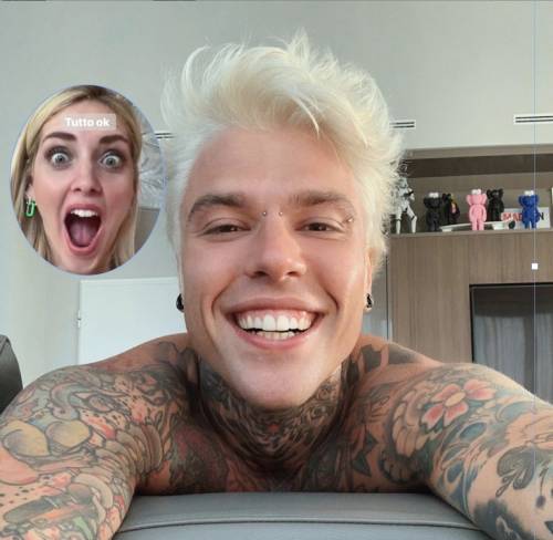 Fedez diventa platino e Chiara gli dice: "Ma quanto sei figo amore mio”"