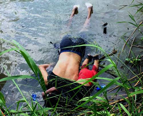 Migranti morti al confine Usa: lo scatto che indigna l'America