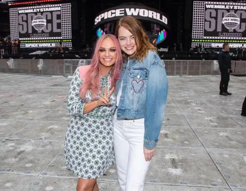 Emma Stone si rompe una spalla al concerto delle Spice Girls
