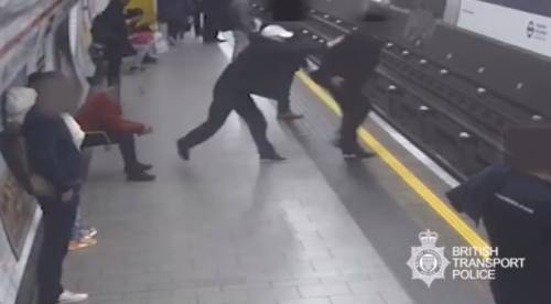 Londra, tentato omicidio in metro