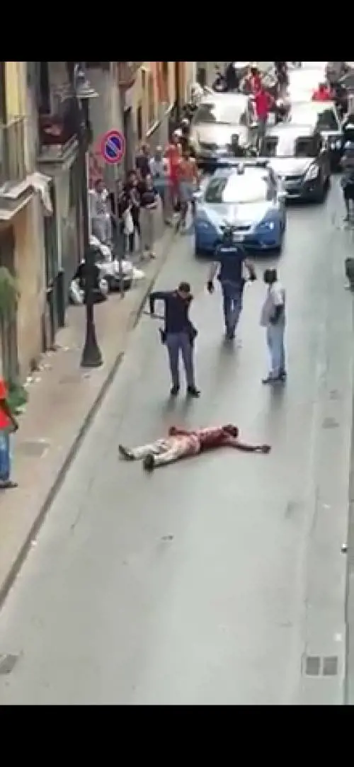 Immigrato fuori controllo e inzuppato di sangue semina il panico nel Napoletano