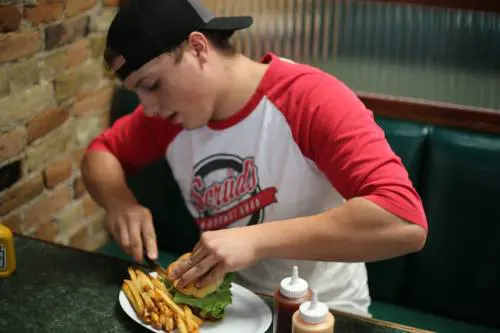 Fertilità scarsa per i giovani che mangiano al fast food