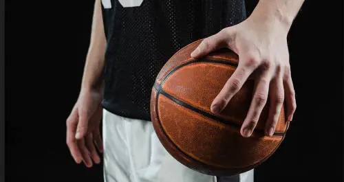 Condannato per abusi su allieva: allenatore di basket si toglie la vita