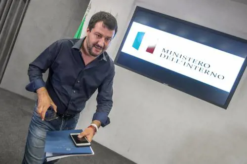 Salvini come Orbán: "Barriere anti-migranti sulla rotta dei Balcani"