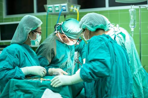 Pavia, intervento chirurgico di 9 ore salva la mano al paziente
