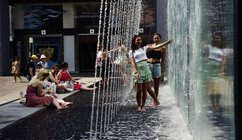 Milano, scatti dalla fontana d'Apple in Pizza Liberty