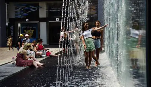 Milano, scatti dalla  fontana d'Apple in Pizza Liberty 