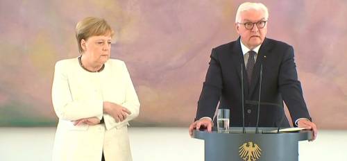 Merkel ha di nuovo i tremori: è la seconda volta in 8 giorni