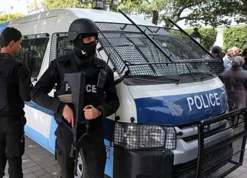 Tunisi scossa da due attentati. I kamikaze colpiscono il centro