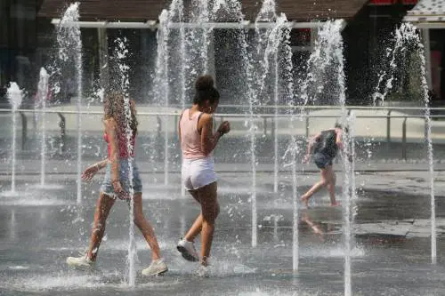 Meteo da bollino rosso: caldo e afa nel weekend. Ma martedì stop all'estate