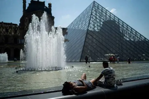 Record di caldo a Parigi: sfiorati 43 gradi e l'Europa soffoca