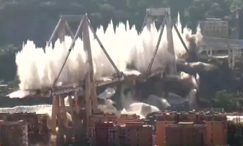 Demolito il Ponte Morandi, il momento dell'esplosione 