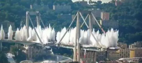 Il Ponte Morandi non c'è più: demoliti anche gli ultimi piloni