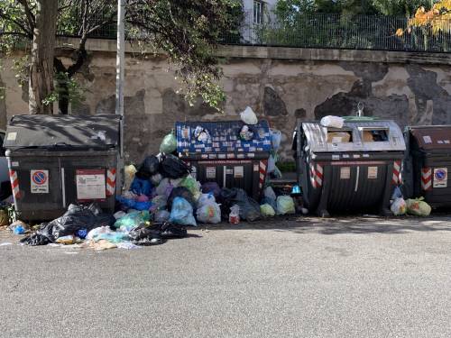 Roma, ancora cassonetti in fiamme nella Capitale