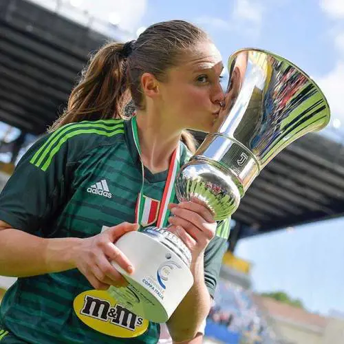 Laura Giuliani spopola sui social: gli scatti del portiere della Juventus femminile