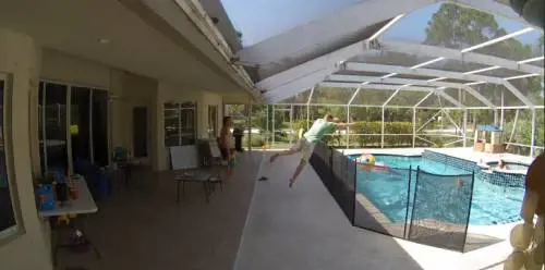 Superpapà salta il recinto e si tuffa in piscina ​per salvare il figlioletto