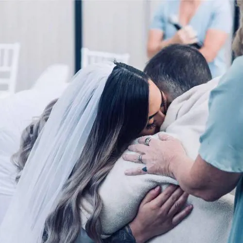 Navar sposa la fidanzata e muore il giorno dopo: aveva un cancro al cervello