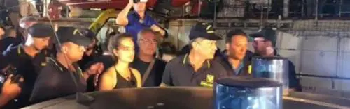 La Sea Watch ha attraccato, arrestata Carola Rackete