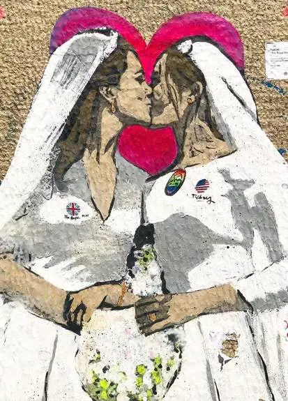 Kate e Meghan si baciano: il murale di Tvboy ​celebra il Pride a Milano