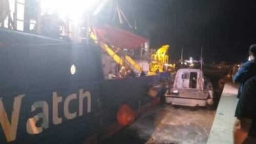 Sea Watch, i 5 minuti di terrore della Gdf: "Il bestione d'acciaio su di noi"