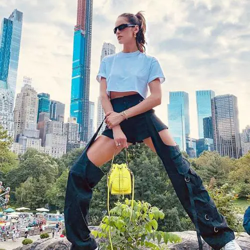 Lady Trapp da urlo su Instagram: gli scatti di Izabel Goulart