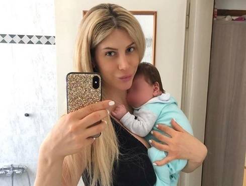 Paola Caruso, in Sardegna con il figlio, attacca l'ex sui social