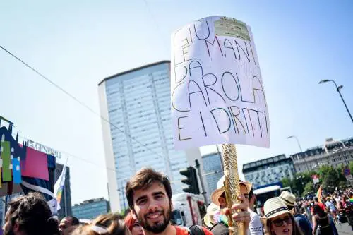 La "capitana" che sperona la Gdf diventa paladina del Gay Pride
