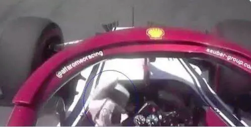 Raikkonen fa il dito medio ad Hamilton
