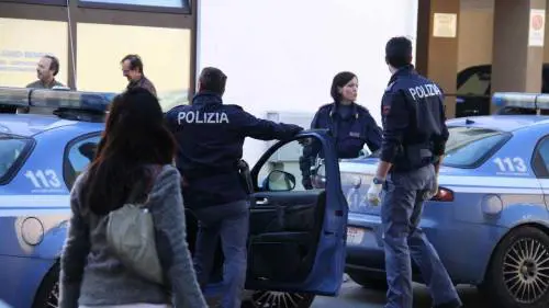 Agente accoltellato, folla contro i poliziotti per bloccare l'arresto dell'aggressore