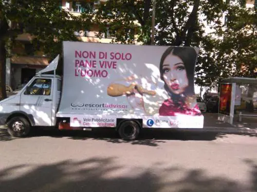 Spuntano cartelloni pubblicitari di un sito di escort: l'ira dei cattolici