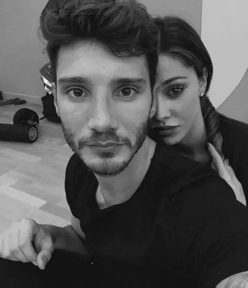 Che via vai da Stefano De Martino. L'ex di Belen pizzicato in barca con (l'ennesima) donna