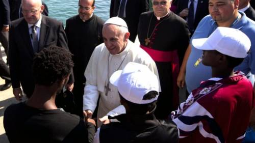 Migranti, i parroci in rivolta contro Bergoglio
