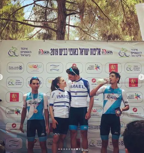 Campionati di ciclismo, sorpassa la fidanzata e le dà un bacio