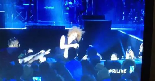 Canta "per paura di cadere". E Fiorella Mannoia scivola sul palco