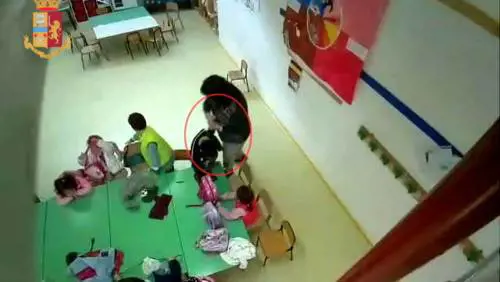 Offese e vessazioni sui bimbi, sospese per maltrattamenti due maestre a Fiumicino