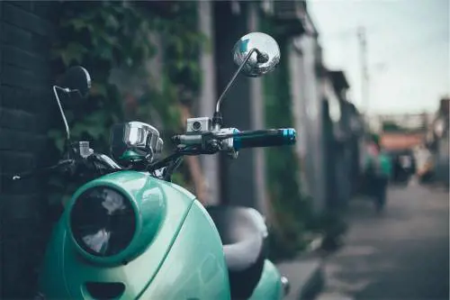 Napoli, tunisino aggredisce con le forbici due uomini per rubare il loro scooter