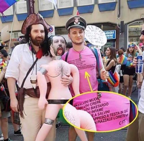 Quella t-shirt choc al Gay Pride: "Salvini appeso a testa in giù…"