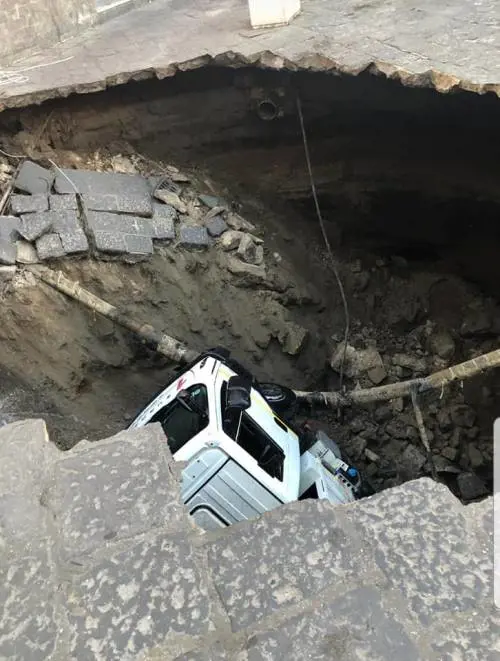 Paura a Casoria, enorme voragine inghiotte mezzo per la raccolta del rifiuti