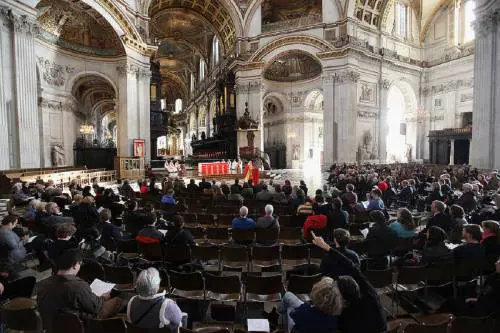 Pescara, straniero minaccia fedeli e prete per soldi durante la messa