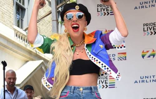 Lady Gaga al Pride Live a New York. Poi va a servire nel locale del padre 