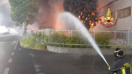 Incendio in un'azienda di vernici: allarme inquinamento