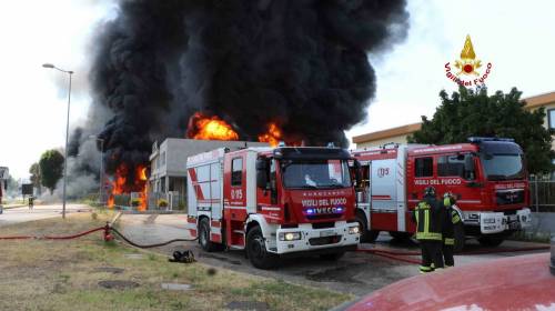 Rogo in un'azienda di vernici: vigili al lavoro