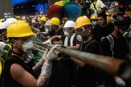 Hong Kong: manifestanti irrompono nel parlamento locale