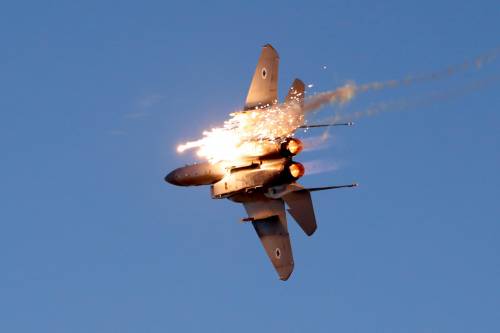 Gli aerei colpiscono dal Golan: un nuovo raid di Israele in Siria