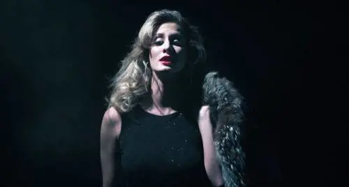 Stella Manente esagera ancora: nel video è senza mutande