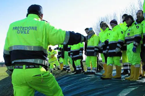 Un’auto sprofonda in una voragine a Portici: si teme il crollo di un edificio