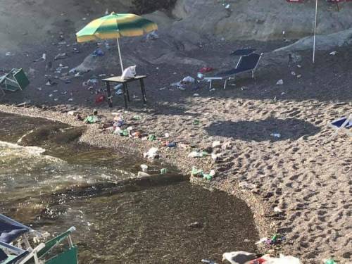 La spiaggia di Marechiaro invasa dall'immondizia