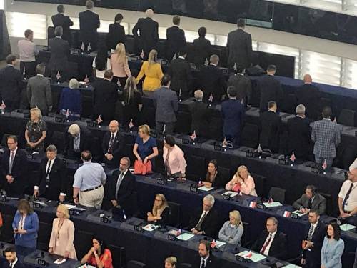 Parlamento Ue, i deputati pro Brexit si voltano durante l'inno