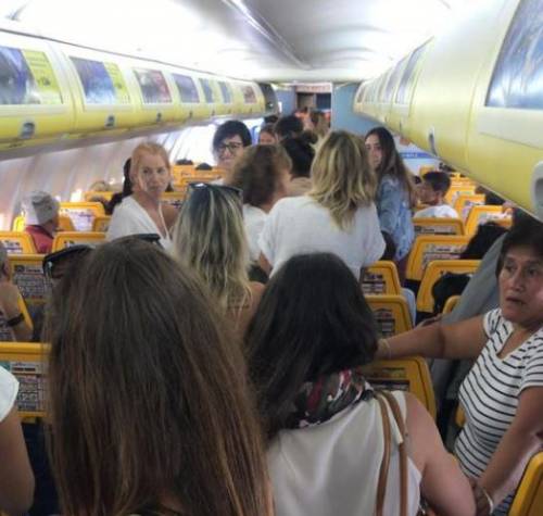 Ryanair, due sorelle si prendono a schiaffi e il volo parte in ritardo