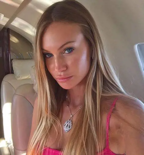 Taylor Mega si racconta ai fan: "La mia prima volta è stata in una macchina"